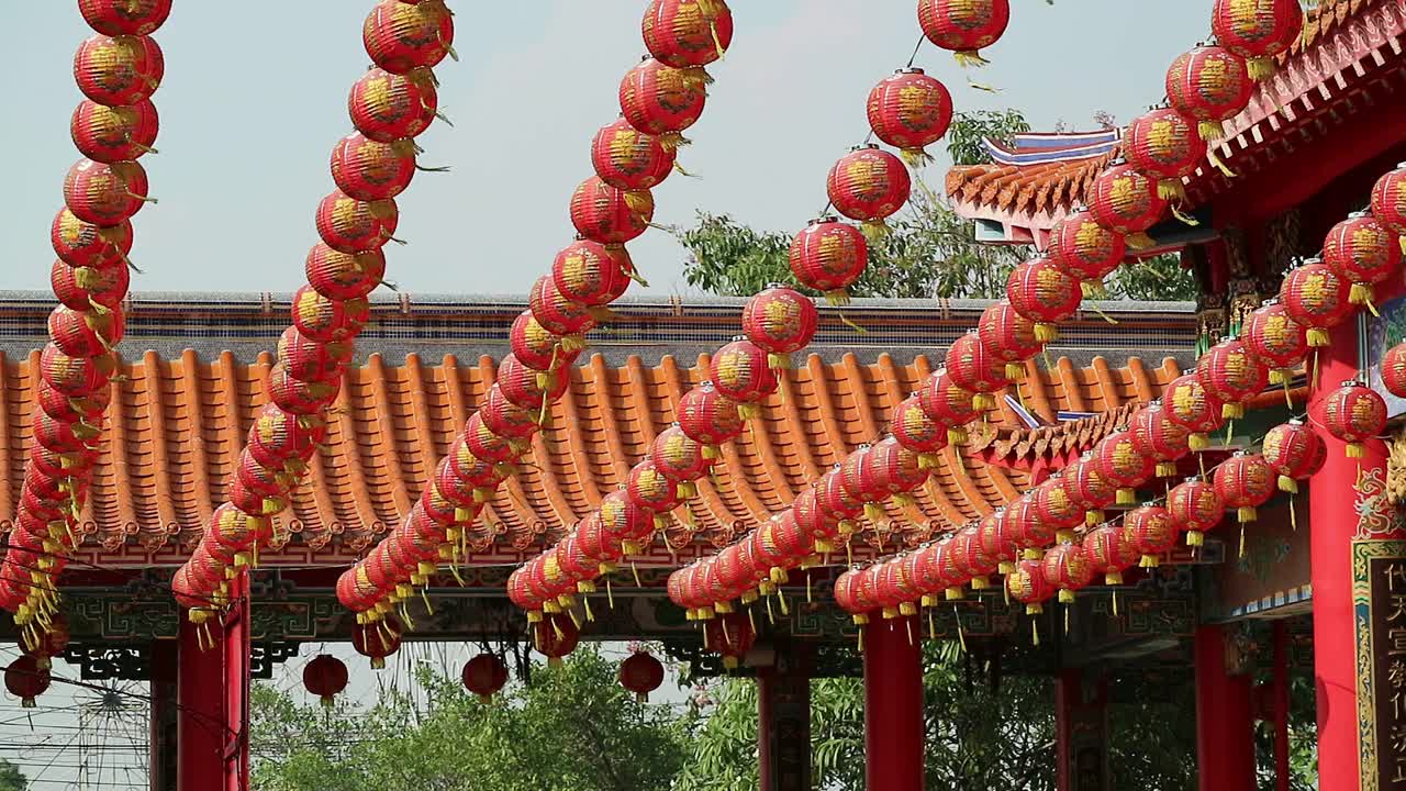 在柔和的风中，一排排的中国灯笼被展示为农历新年的幸运符视频下载