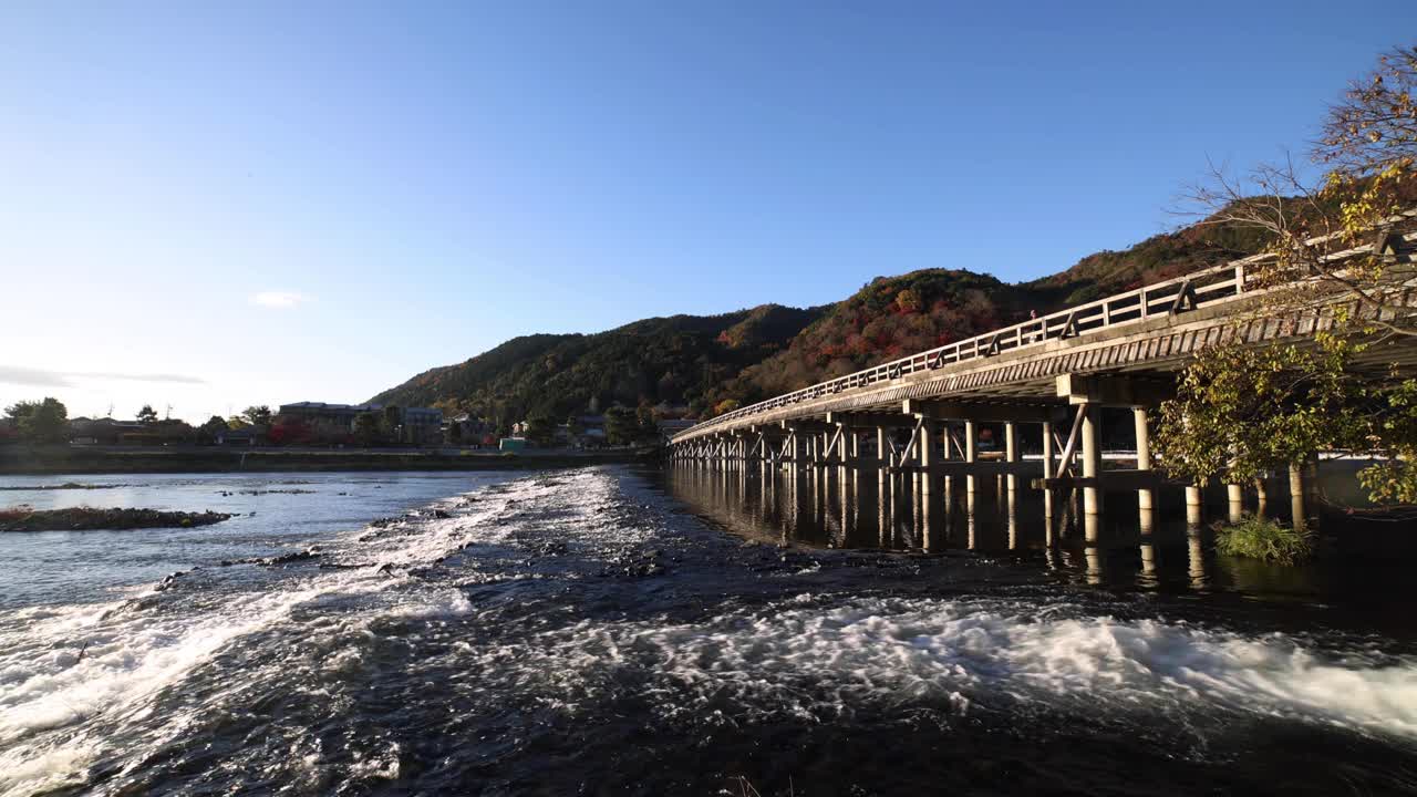 秋日拍摄的京都桂川河附近的东津桥黎明视频下载