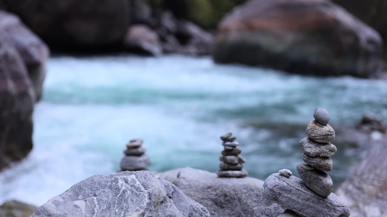 堆积的岩石通常与冥想练习和造石冢联系在一起。视频素材