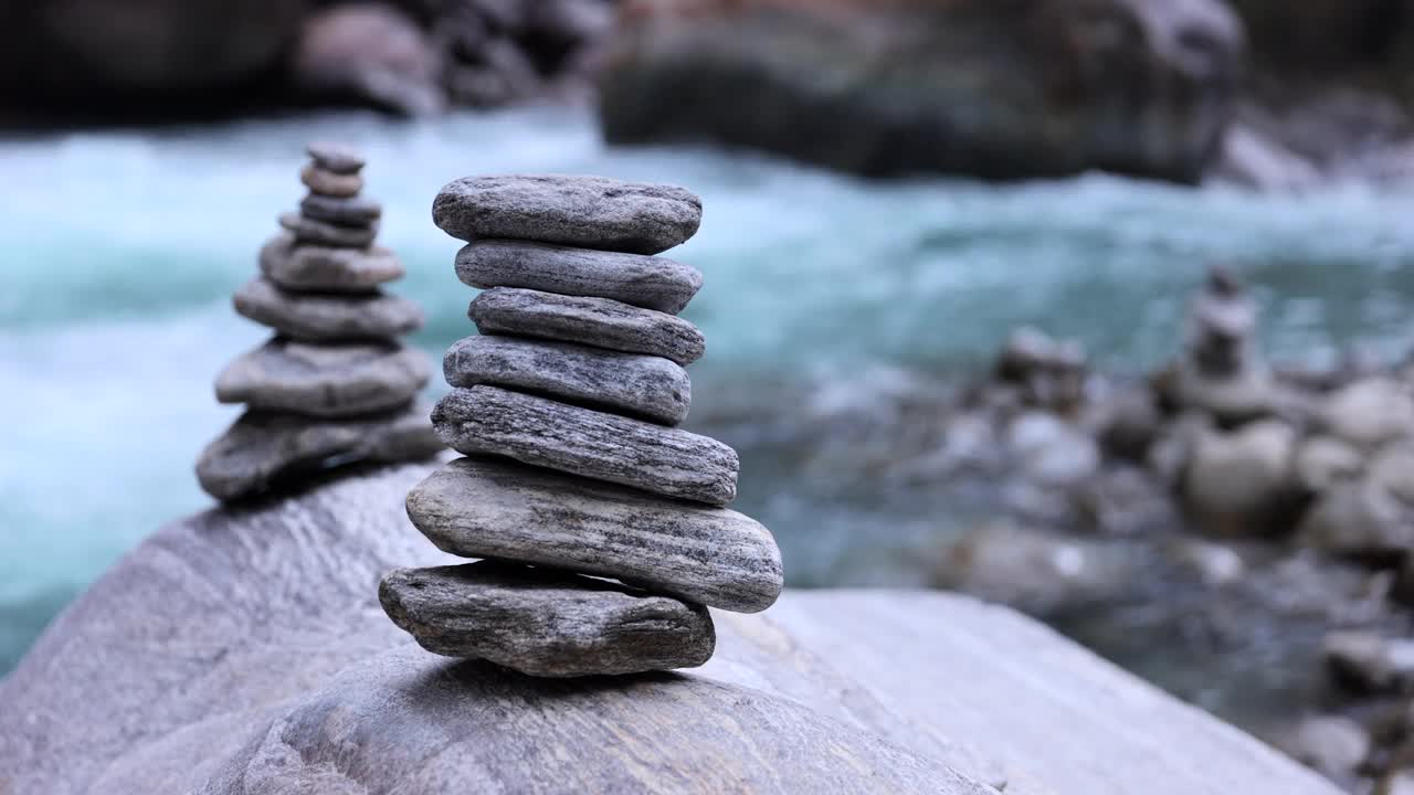 堆积的岩石通常与冥想练习和造石冢联系在一起。视频素材
