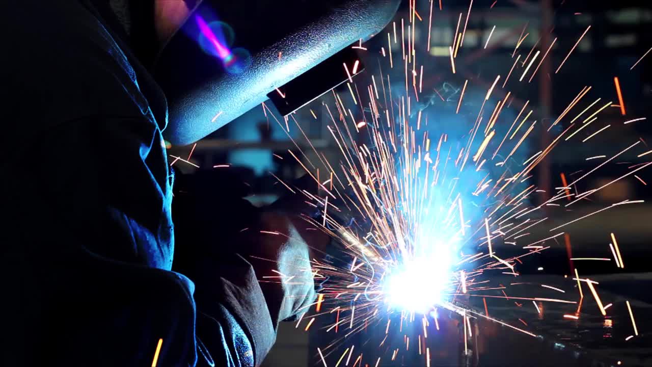 在金属行业工作的焊工，焊接金属结构视频下载