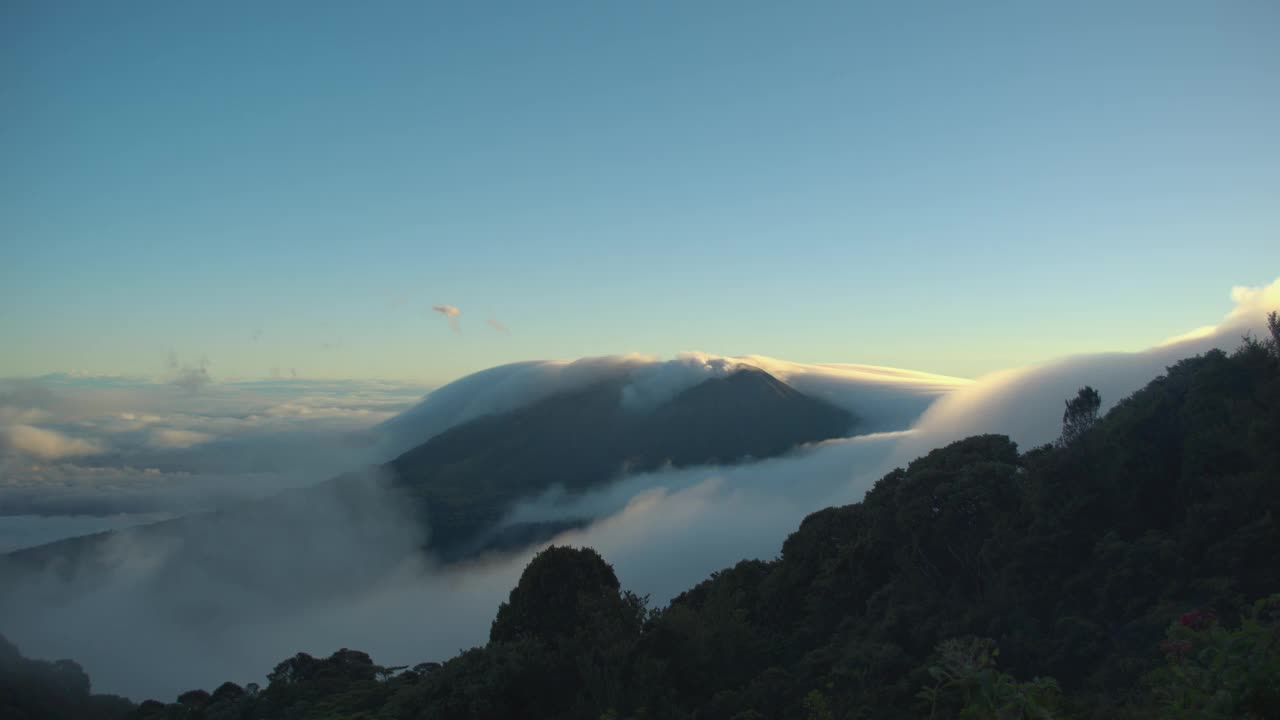 火山上空云层的时间变化。视频下载
