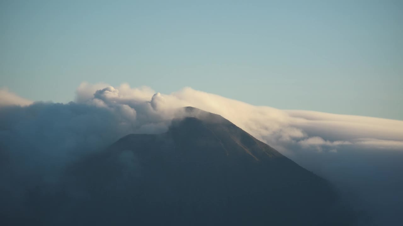 火山上空云层的时间变化。视频下载
