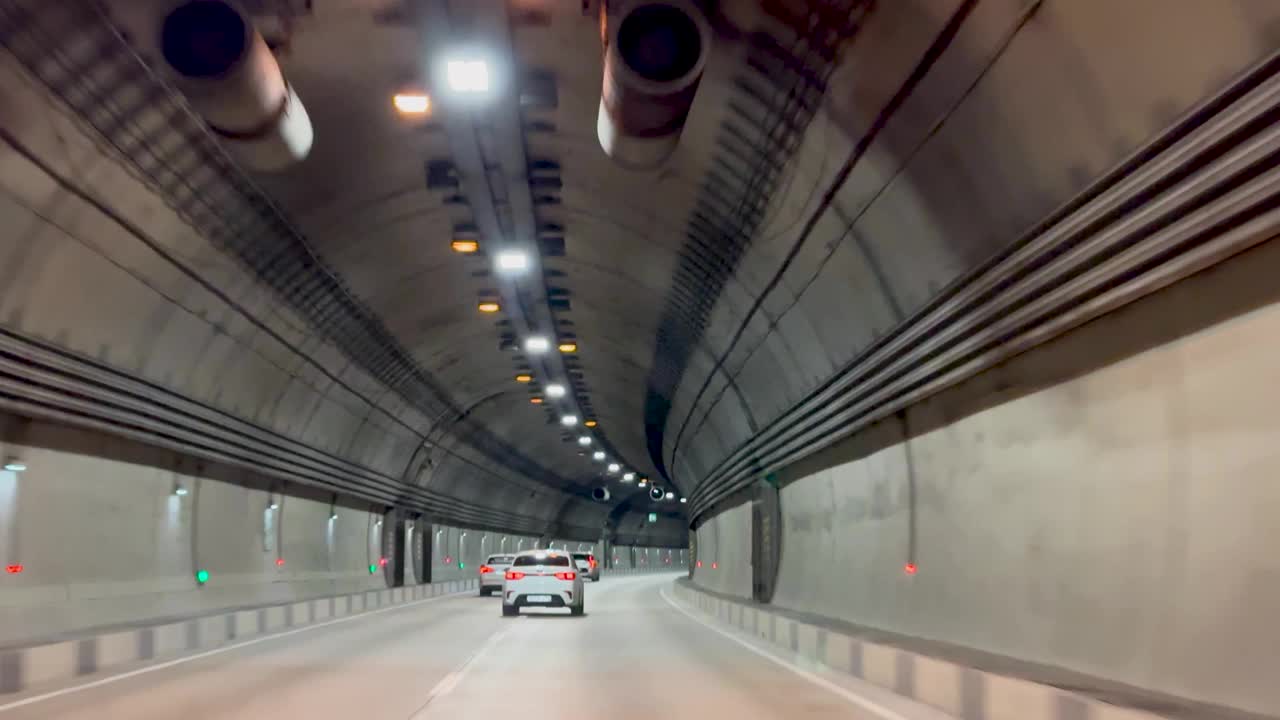 汽车正在穿过汽车隧道视频下载