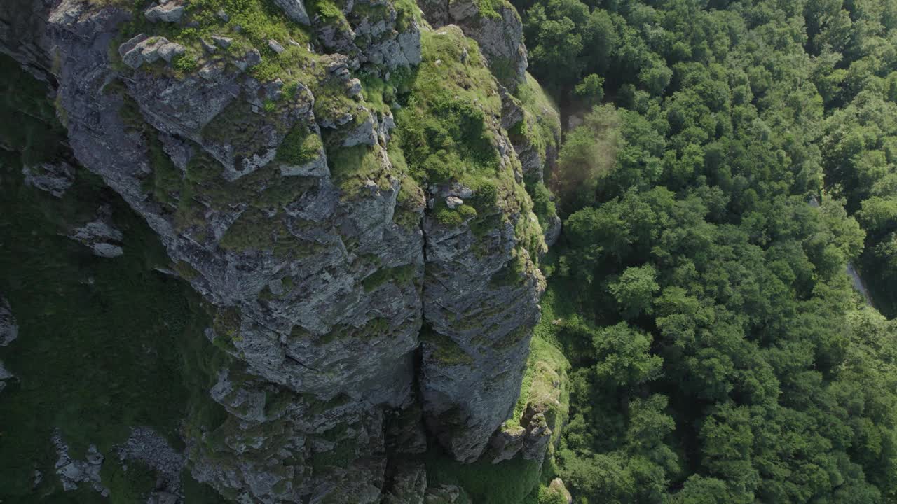 飞越岩石山峰。视频素材