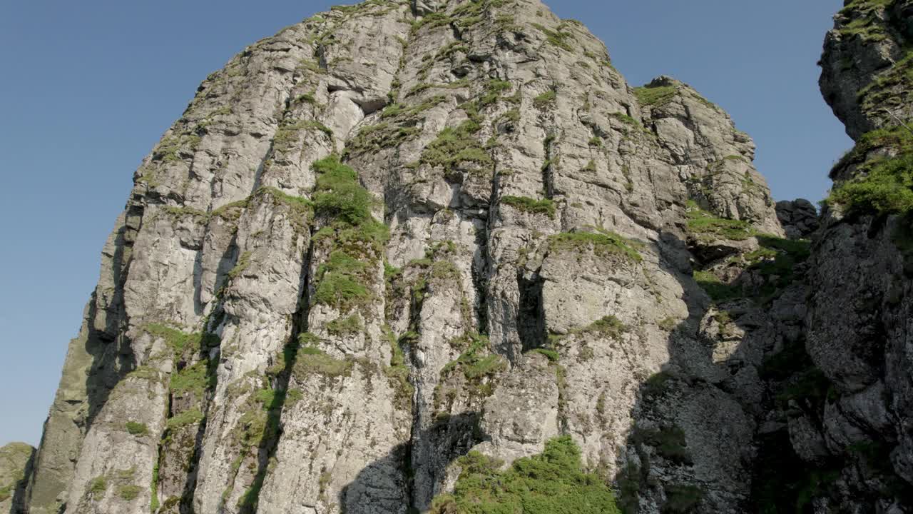 飞越岩石山峰。视频素材
