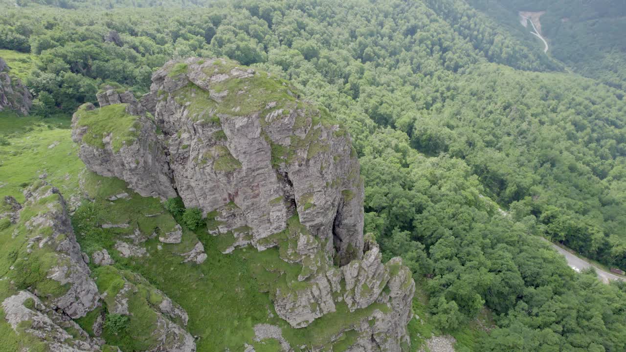 飞越岩石山峰。视频下载