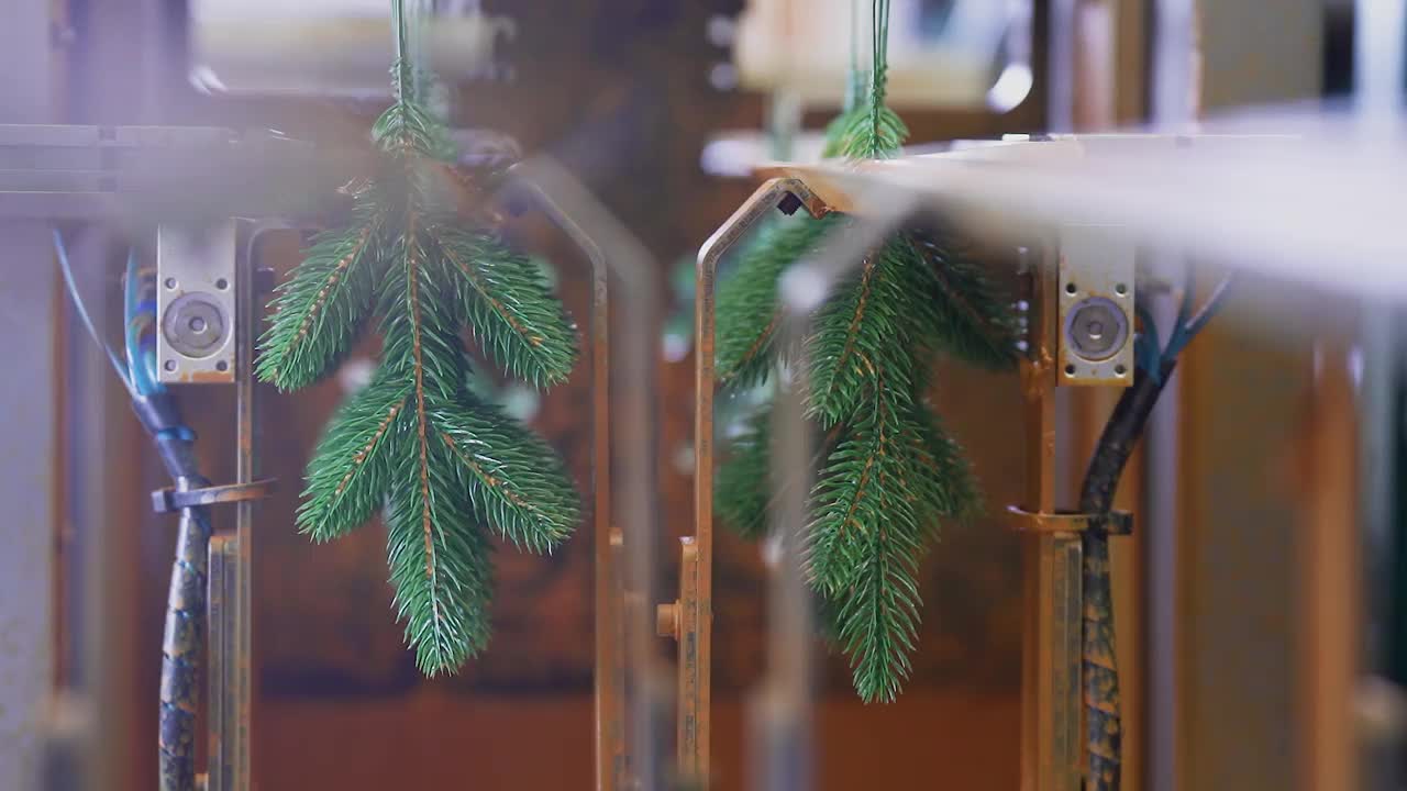 制作人造圣诞树。塑料新年树视频下载