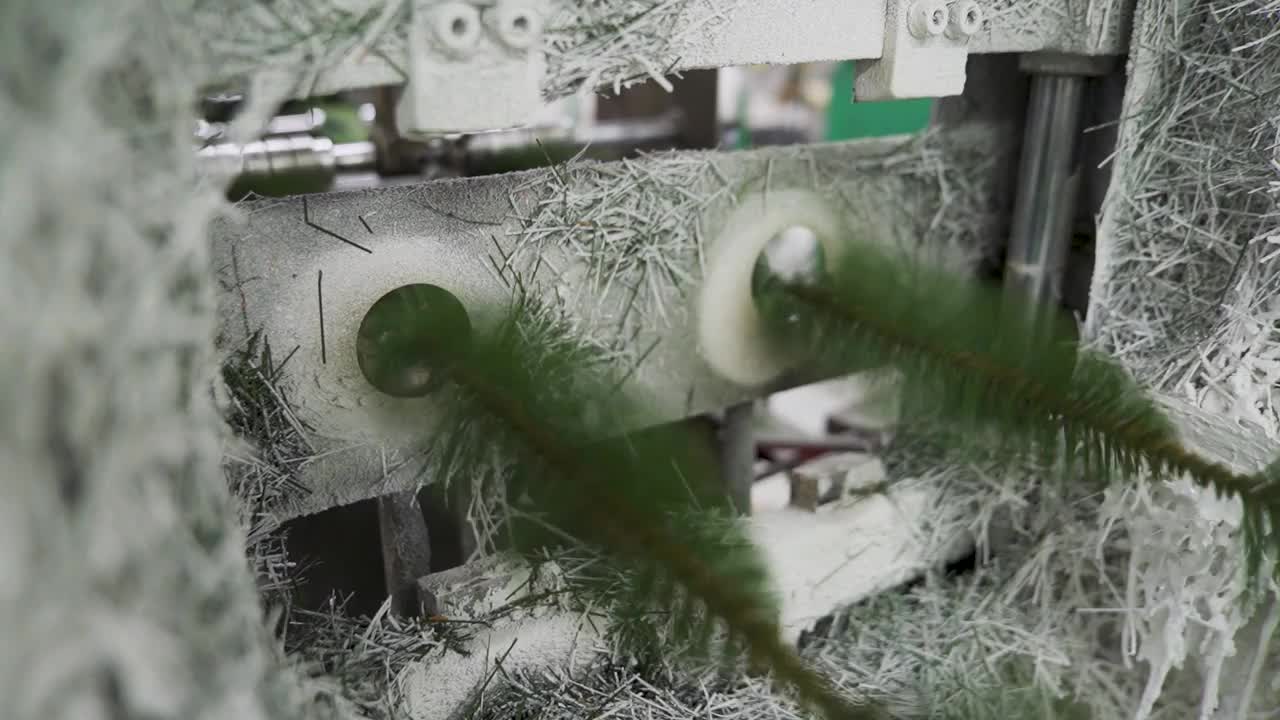 制作人造圣诞树。塑料新年树视频下载