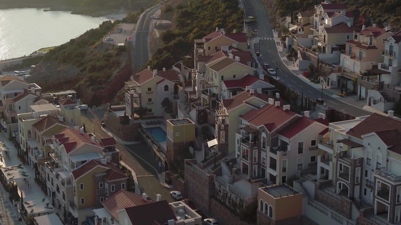 从空中俯瞰码头上的酒店和游艇。视频素材