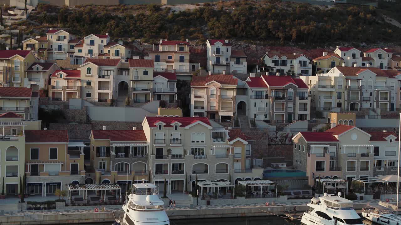 从空中俯瞰码头上的酒店和游艇。视频素材