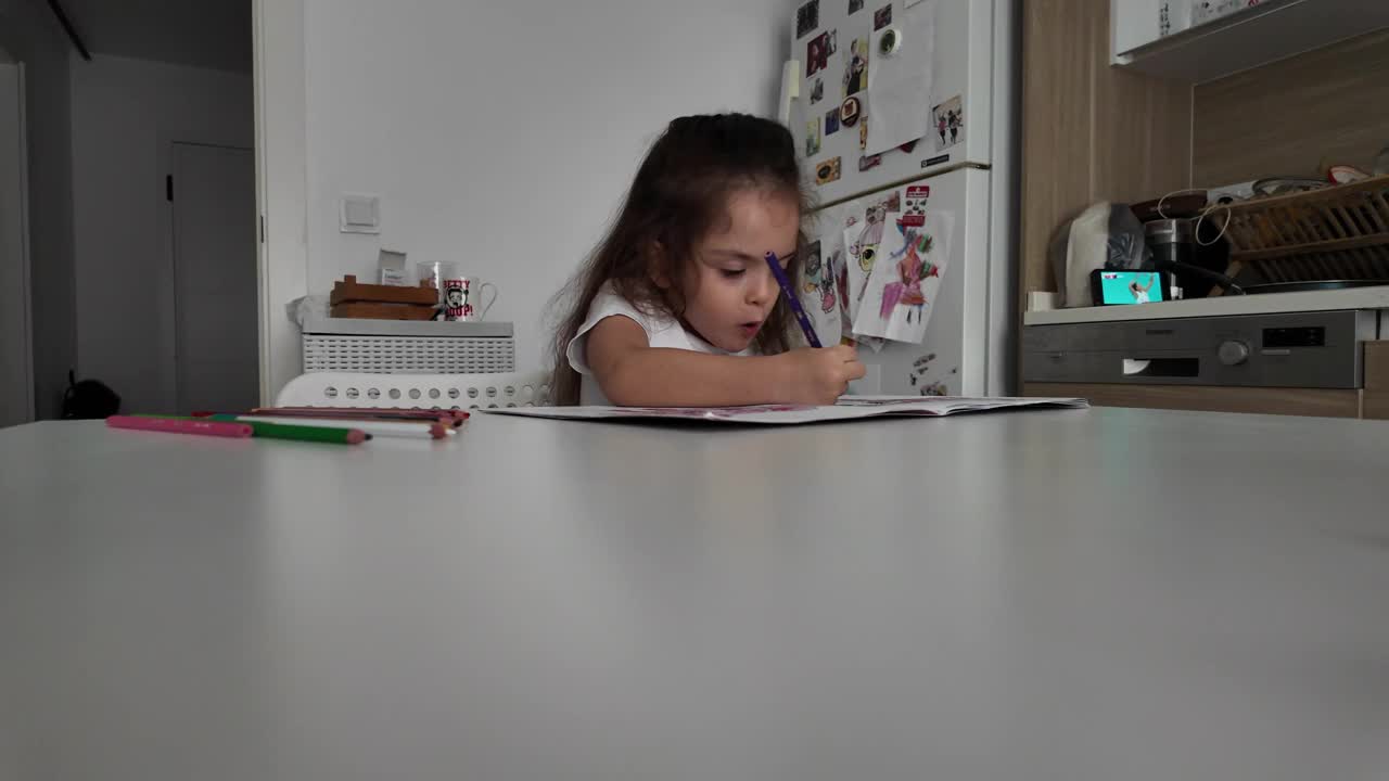 这个小女孩正在画许多画视频下载