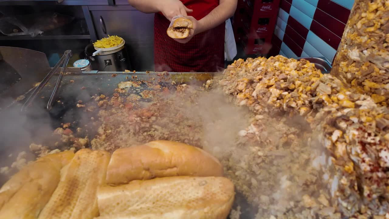 Kokorec是伊斯坦布尔的传统街头美食之一视频下载