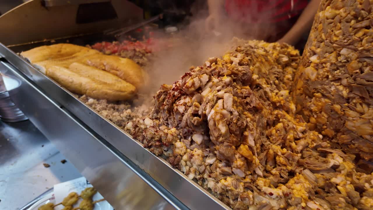Kokorec是伊斯坦布尔的传统街头美食之一视频下载