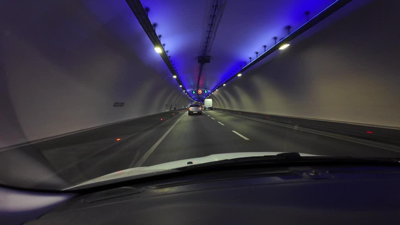 乘汽车在隧道上骑行视频下载