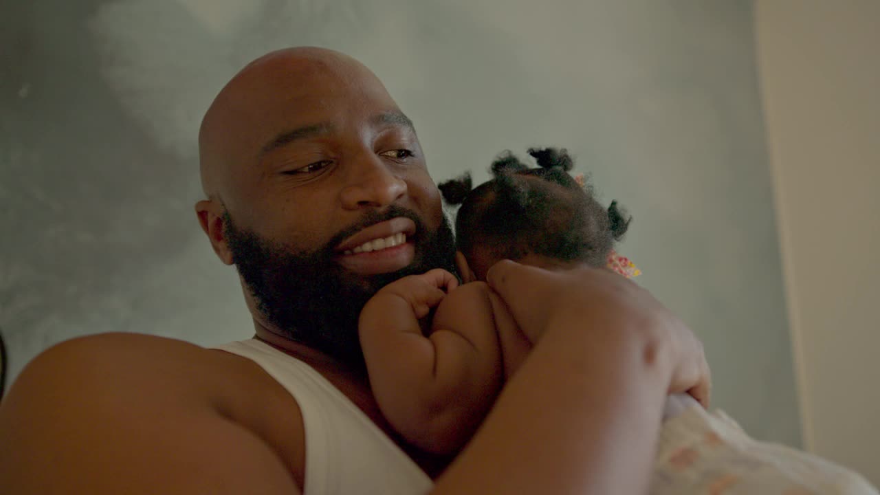 可爱的婴儿和她慈爱的父亲在一个舒适的家庭环境中度过了纯粹的幸福时刻视频素材