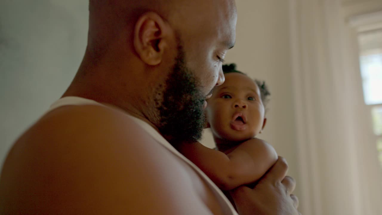 可爱的婴儿和她慈爱的父亲在一个舒适的家庭环境中度过了纯粹的幸福时刻视频素材