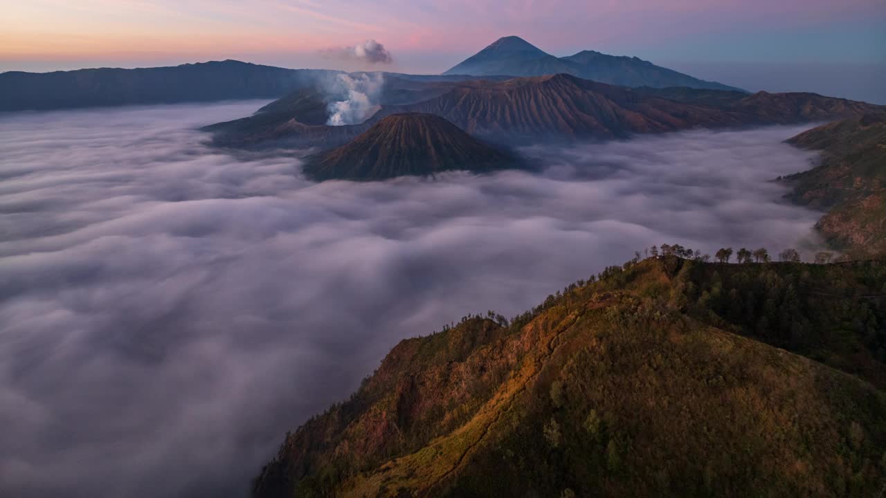 印尼爪哇，云海上方的Bromo活火山超缩鸟瞰图视频下载