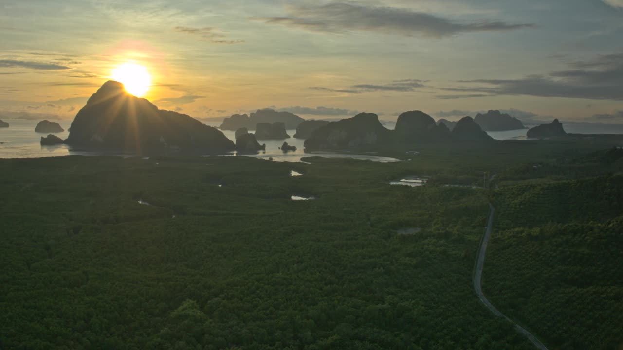 在泰国攀牙湾的红树林和山峰上空飞行的4K超延时无人机视频下载