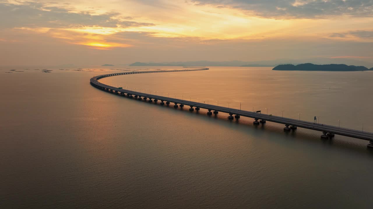 马来西亚，日落时分，飞越槟城大桥的超延时航拍无人机视频下载