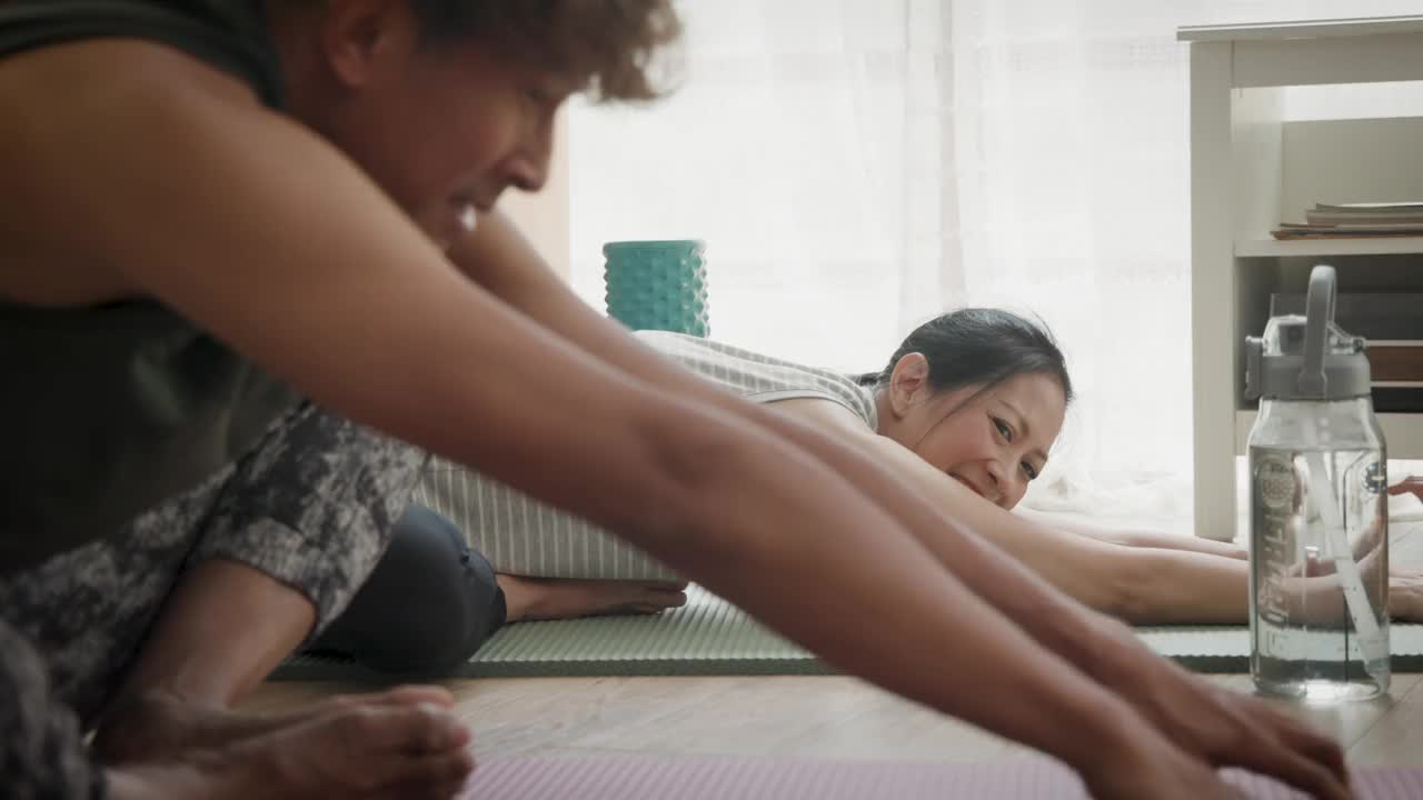 亚洲成熟夫妇在家里一起做瑜伽或力量训练视频素材