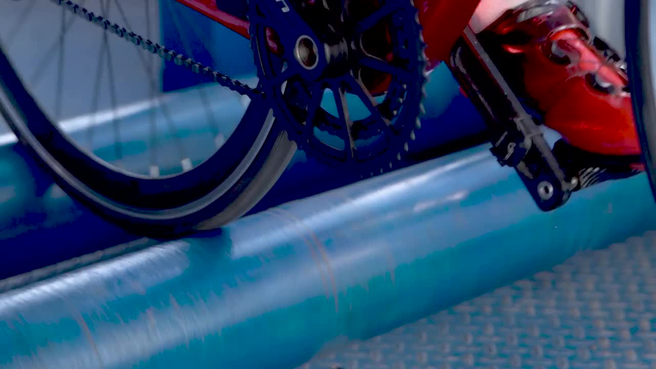 专业自行车队在室内滚筒训练机上训练视频下载