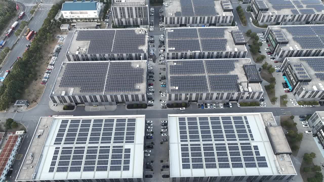 安装在工厂屋顶的太阳能电池板的实时/鸟瞰图视频下载
