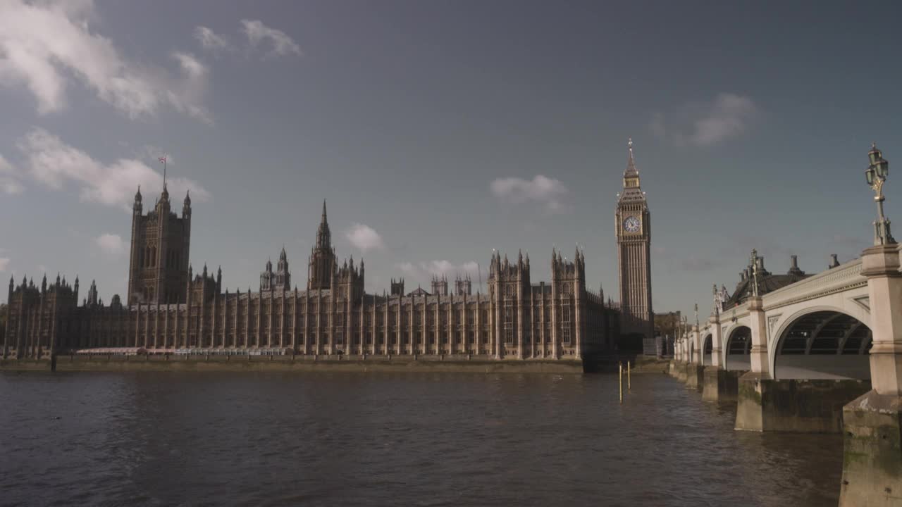11月的晨光:威斯敏斯特桥上的大本钟和议会大厦视频素材