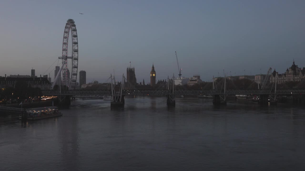滑铁卢桥上的伦敦眼和大本钟伊丽莎白塔视频素材