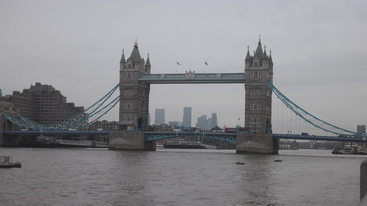 冬天的阴霾:伦敦塔桥上一个黑暗的日子视频下载