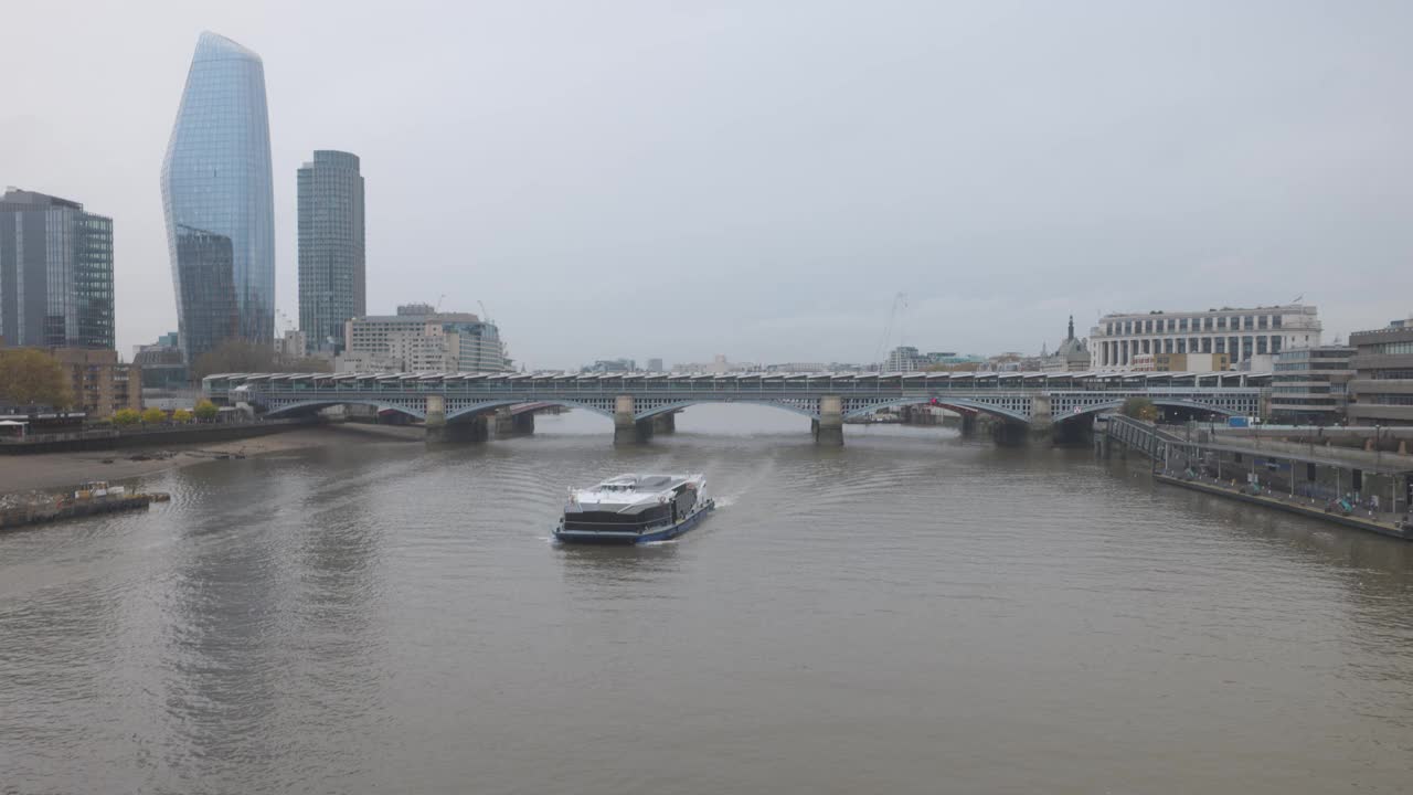 沿着泰晤士河航行的商船，伦敦视频下载