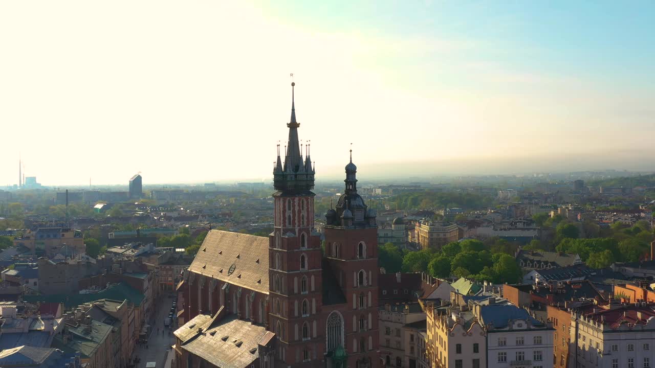 春天早晨，克拉科夫老城区和圣玛丽大教堂的鸟瞰图视频下载