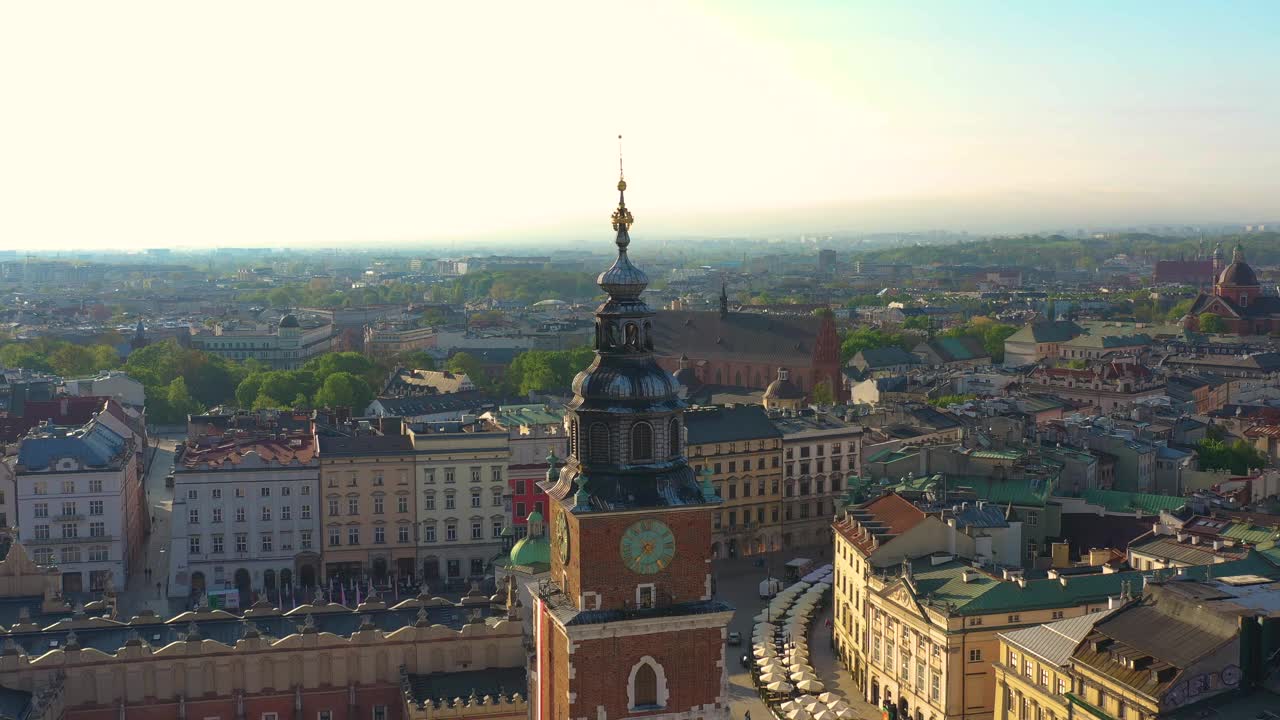 春天早晨，克拉科夫老城区和圣玛丽大教堂的鸟瞰图视频下载