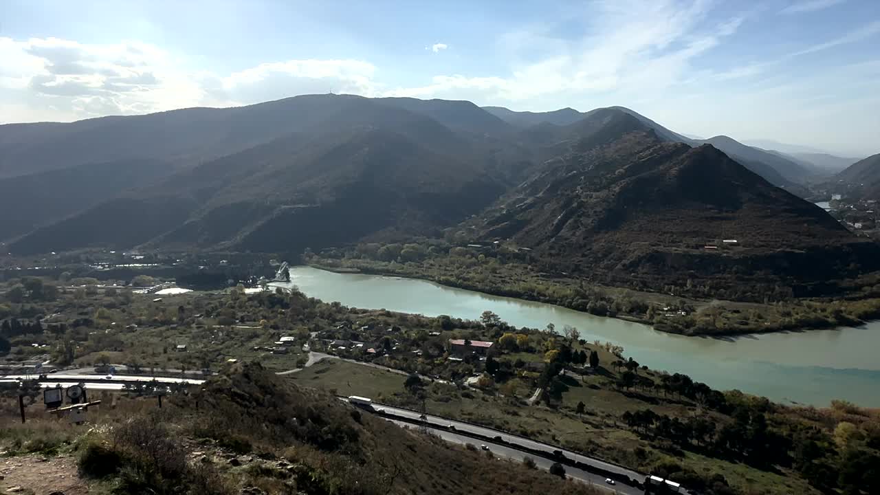 俯瞰格鲁吉亚古城姆茨赫塔的视频。视频下载