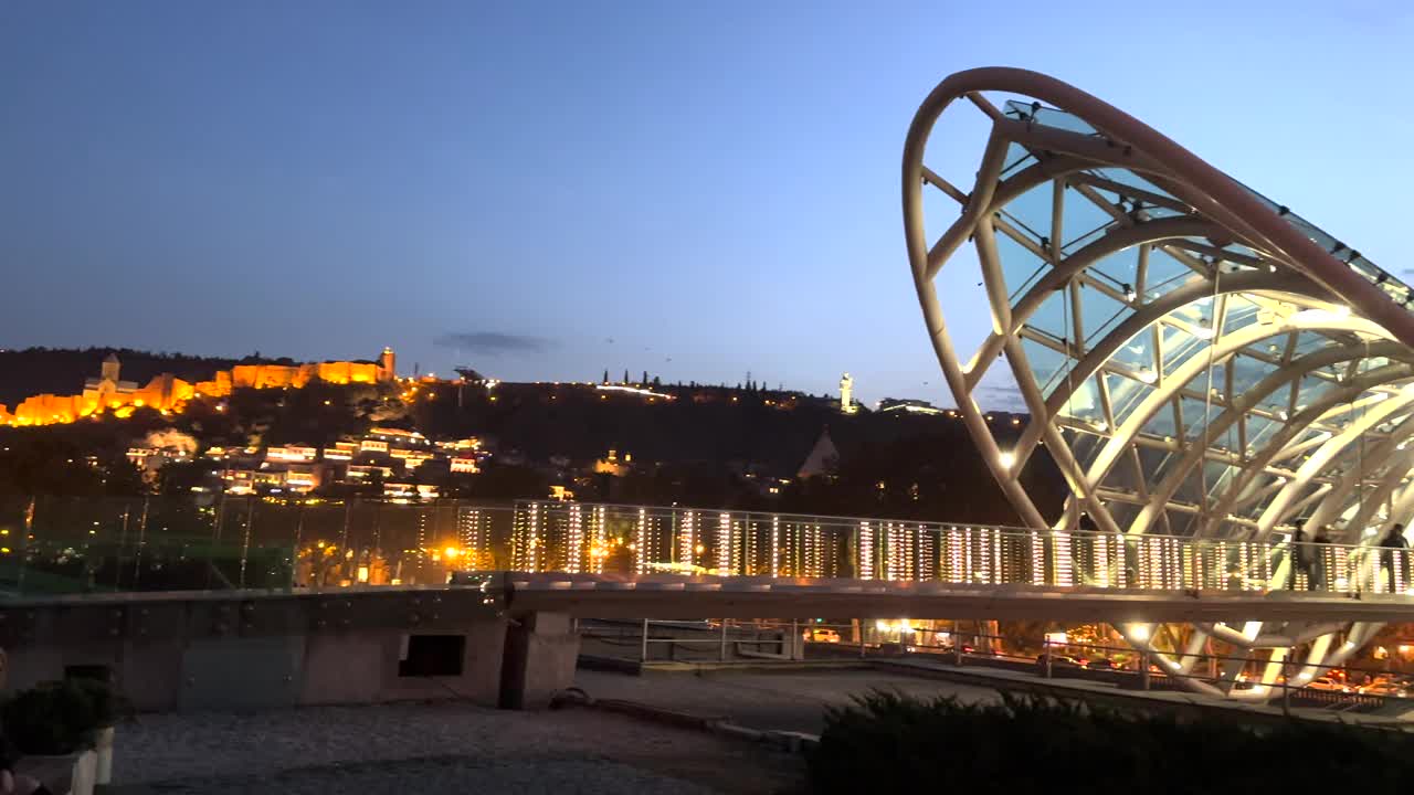 格鲁吉亚第比利斯市的和平桥。视频下载