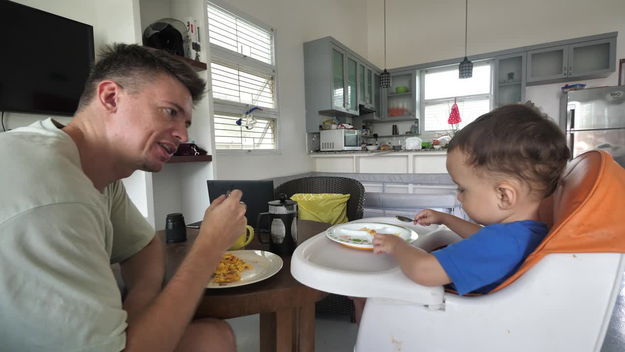 细心的父亲和小儿子在厨房吃早餐视频下载