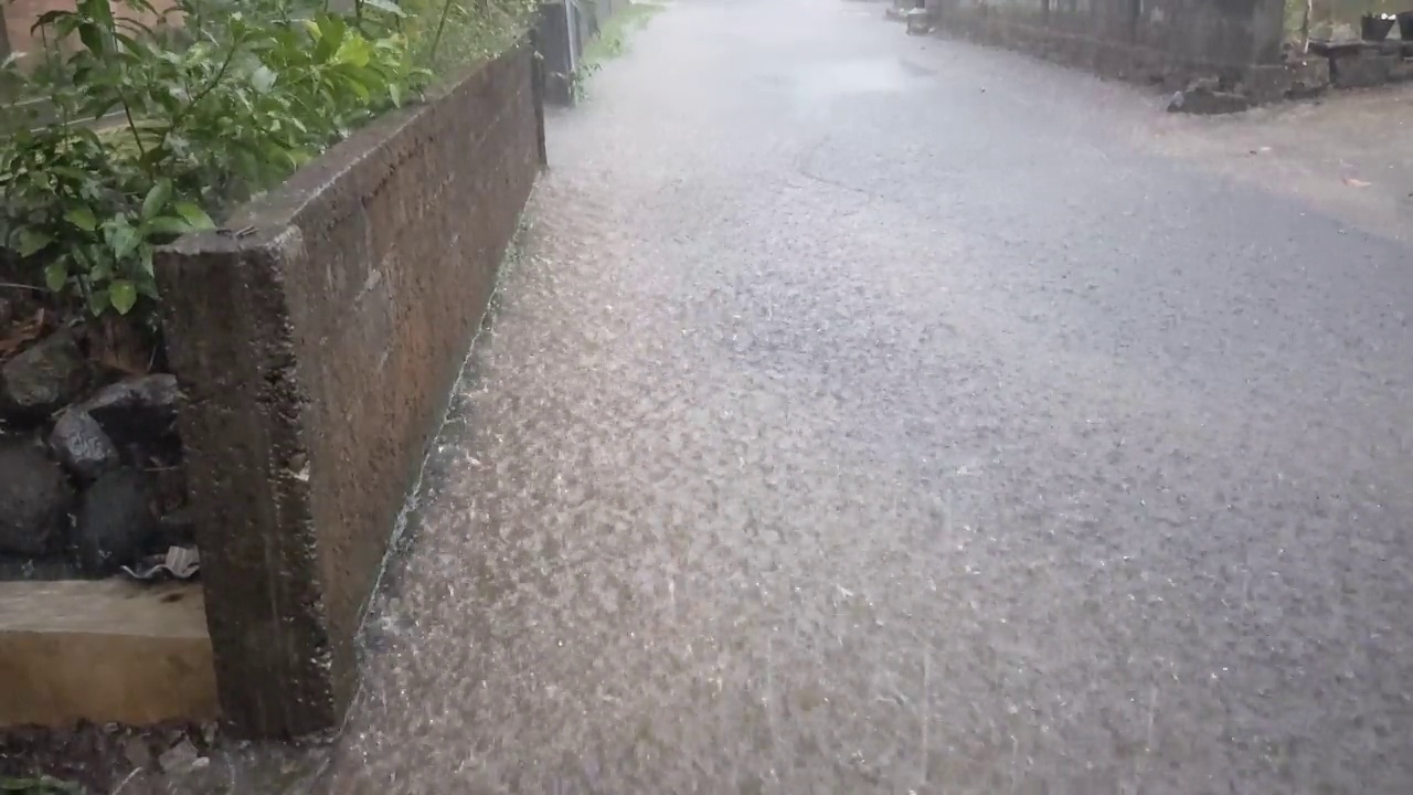 雨水淹没了道路视频下载