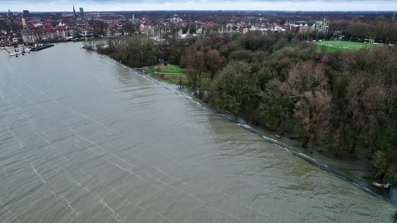 航拍照片摄于荷兰霍恩港市，湖水漫过河岸，淹没了公园视频下载