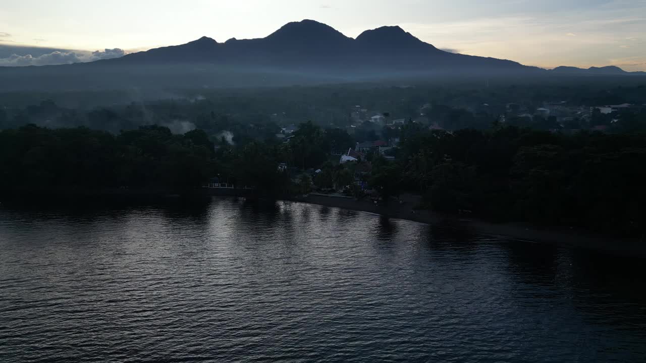 小岛上的小镇和山景在黄昏时分视频下载