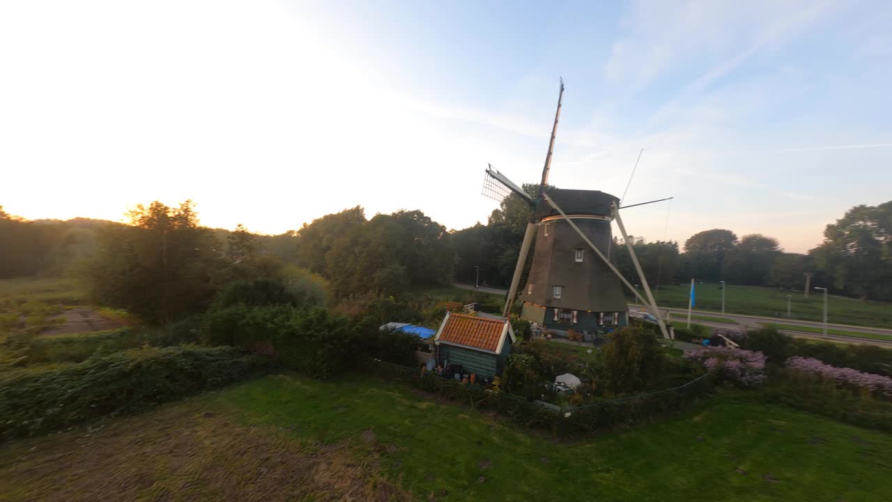 在阿姆斯特丹附近的伦勃朗雕像附近的阿姆斯特尔河附近的阿姆斯特尔公园附近的Riekermolen的FPV空中无人机视图视频下载