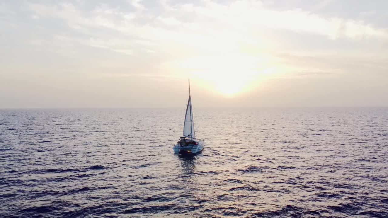 在巴哈马碧绿的海水中，一艘帆船双体船的鸟瞰图视频下载