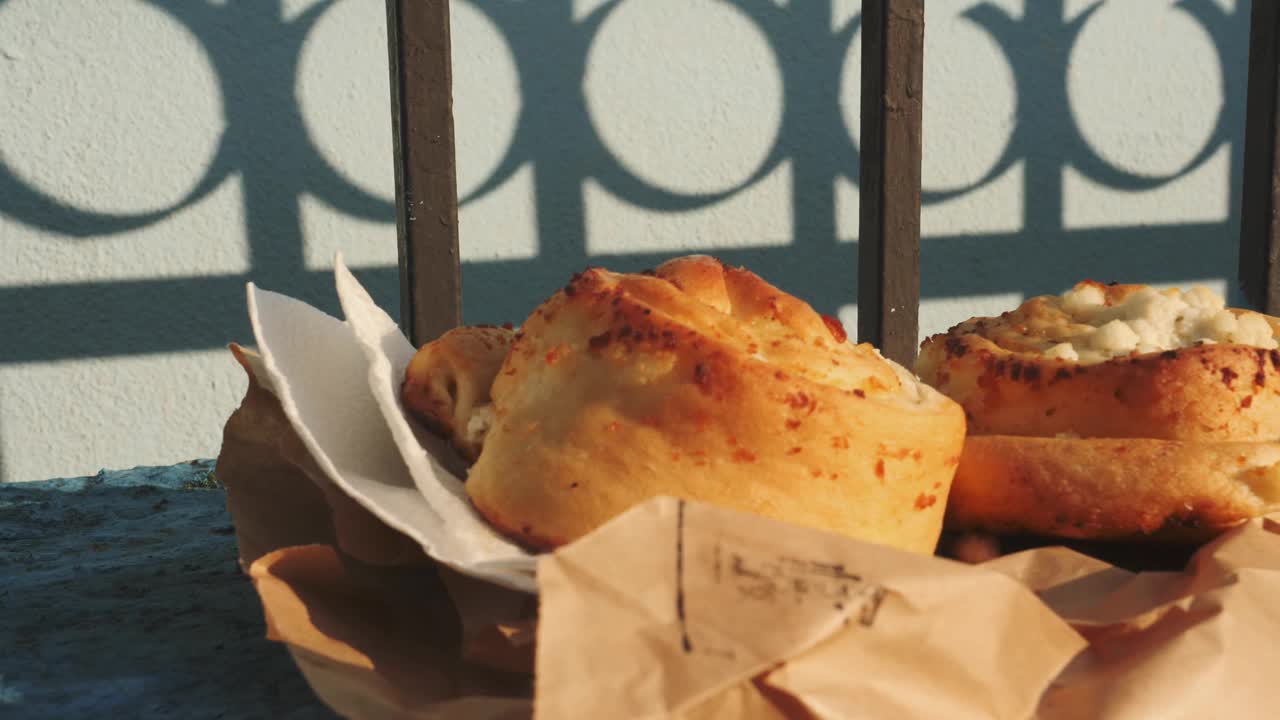 阿尔巴尼亚面包填满奶酪，带走小吃在阳光下，近距离视频下载