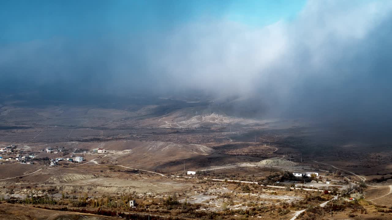 雾气笼罩着山谷里的葡萄园和村庄。光线穿透云层视频素材