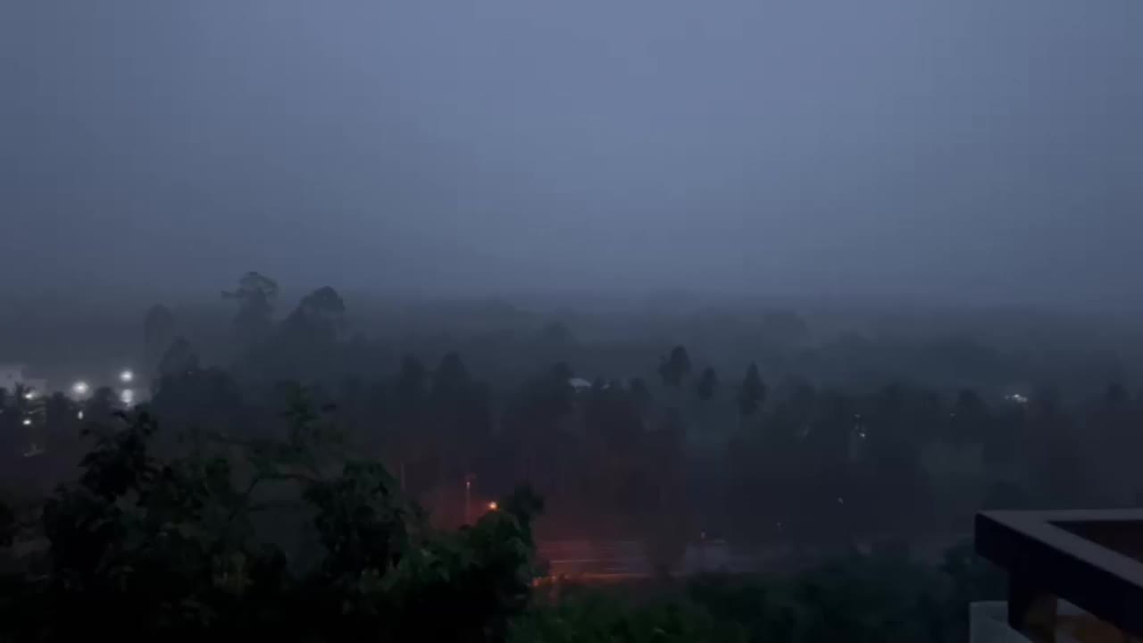 泰国苏梅岛夜晚的热带雨视频下载