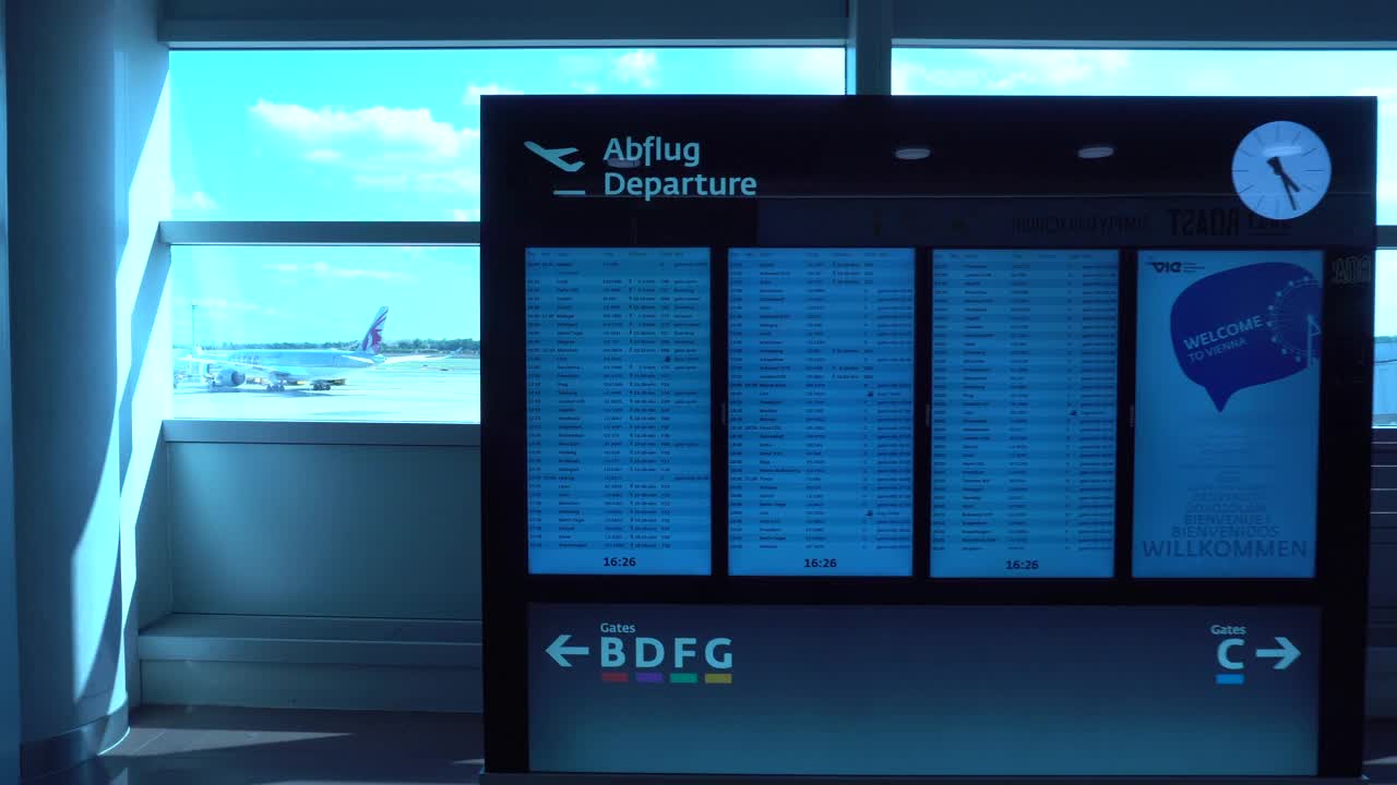 万向节。国际机场时刻表上的航班信息。4 k。视频下载