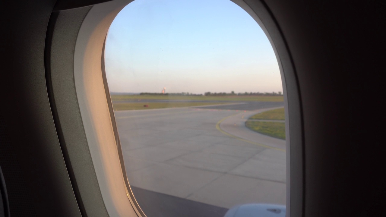 飞机在机场跑道上移动。4 k。视频下载
