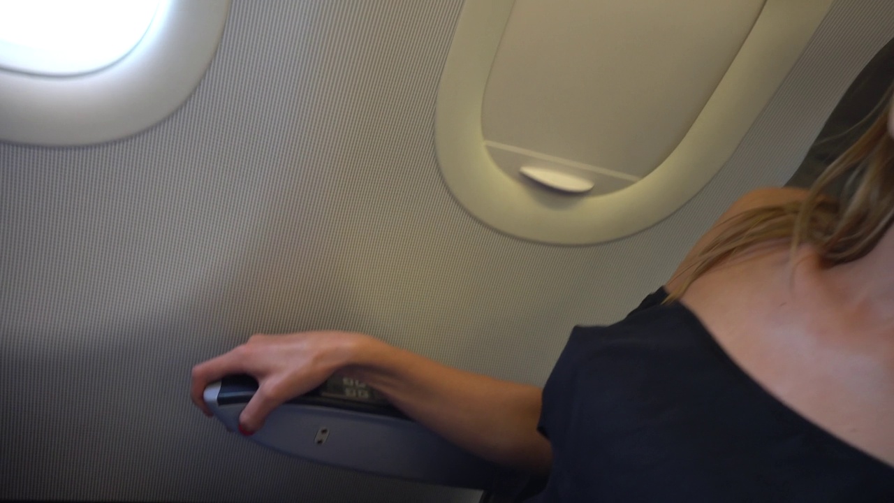 年轻女子在飞机上感到非常害怕。万向节。4 k。视频下载