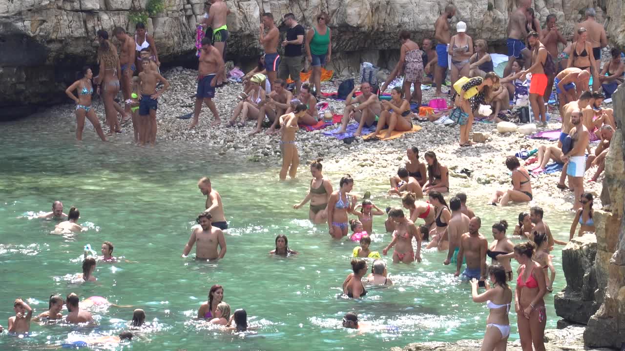 波利尼亚诺。8月的著名海滩。视频下载