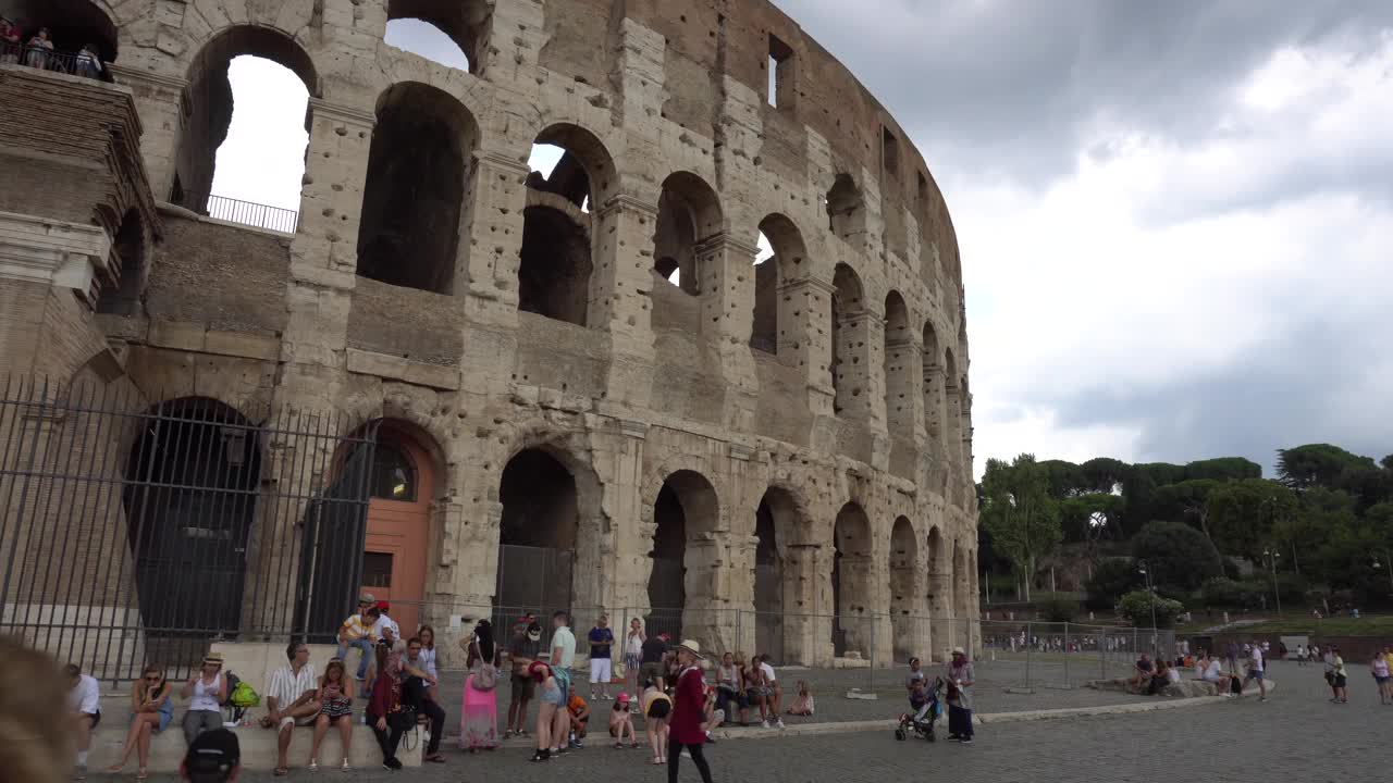 手万向节稳定器视频。罗马斗兽场附近的游客。意大利罗马，4K视频下载