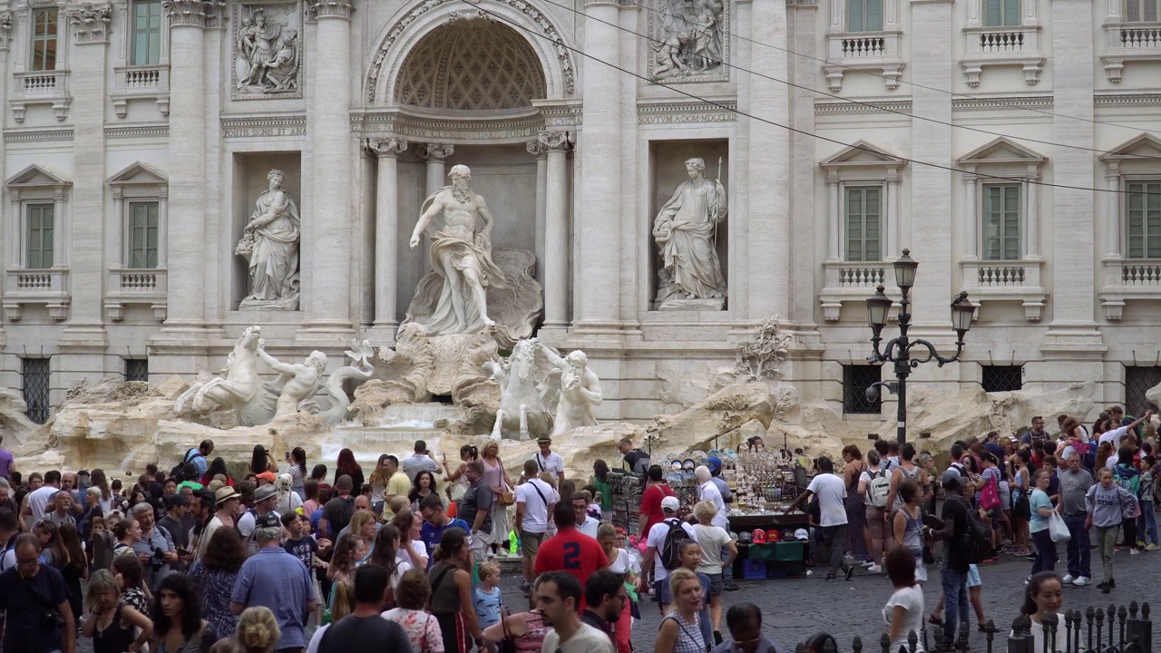 意大利罗马的特莱维喷泉。一大群游客。4 k。视频下载
